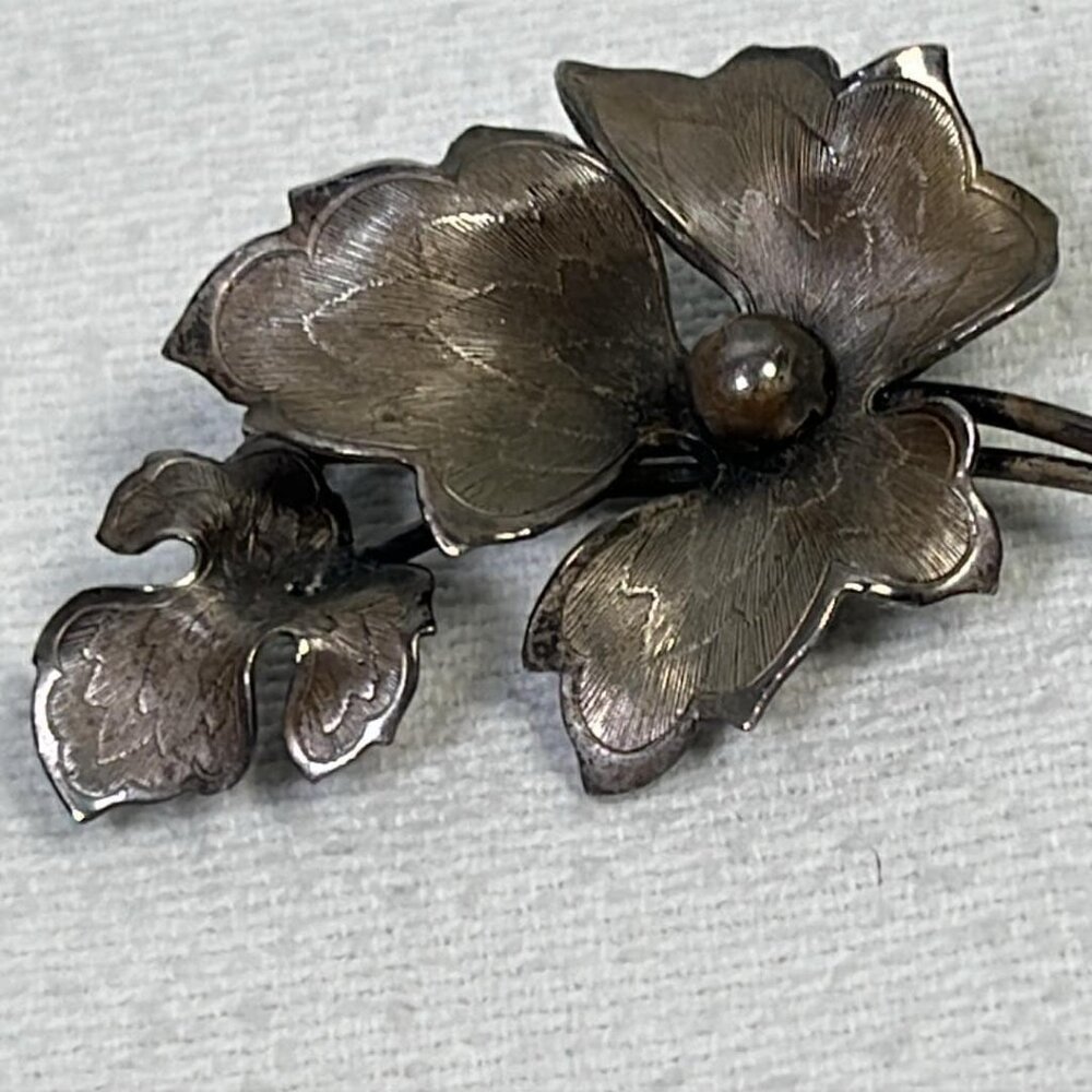 Vintage Leaf Motif Silver Tone Pin Brooch Quiet Luxury MCM Elegant Style Subtle
